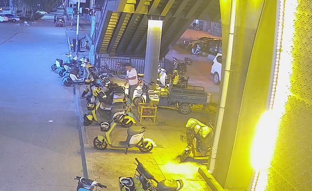”共享单车上出现大量涉黄涉诈广告麻将胡了app“”、“深夜福利(图3)